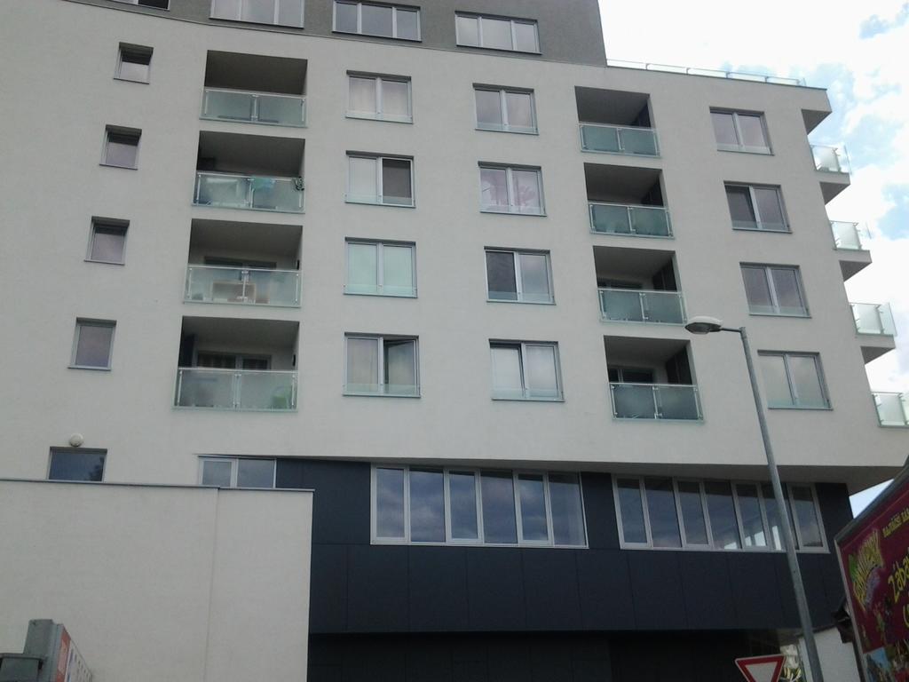 Apartman Halex Centrum City Aupark Piest'any Exteriör bild