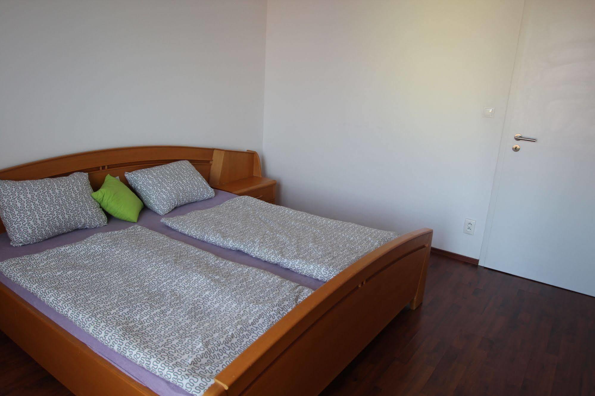 Apartman Halex Centrum City Aupark Piest'any Exteriör bild